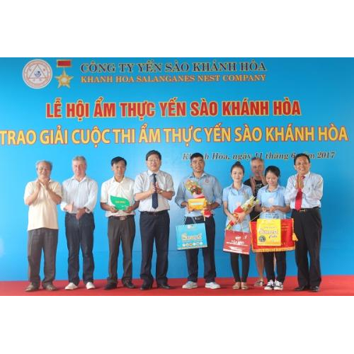 Công ty Yến sào Khánh Hòa: Trao giải hội thi Tinh hoa ẩm thực Yến sào Khánh Hòa * Thả hơn 10.000 con cá giống tái tạo nguồn lợi thủy sản